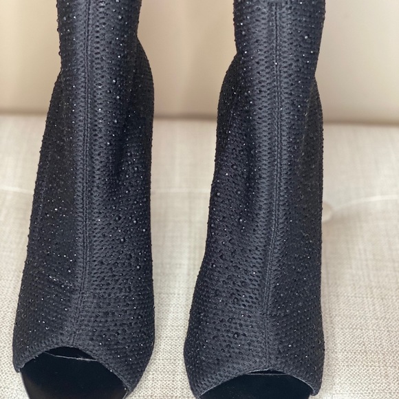 STEVE MADDEN STONE HEEL BOOTIE - Picture 4 of 10